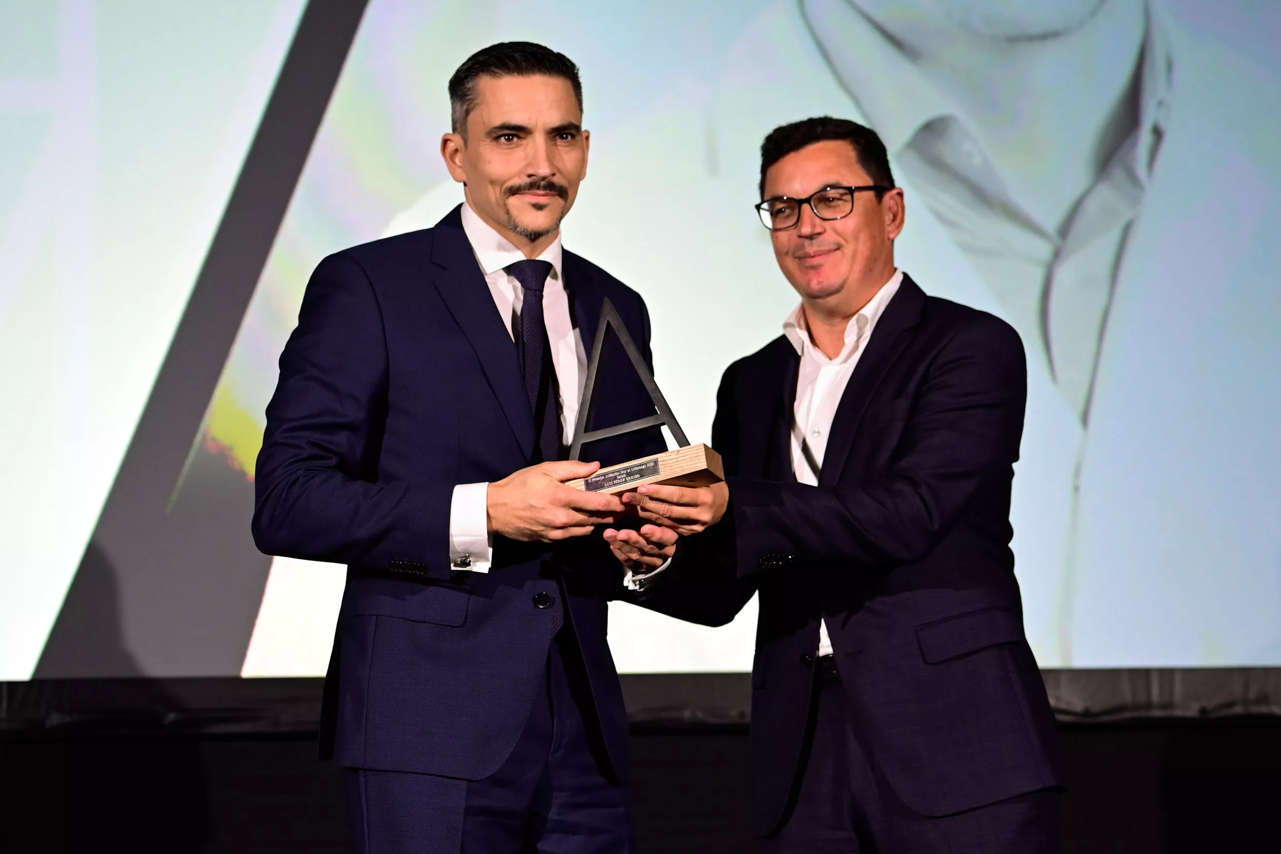 Luis Pérez Orribo recibe el galardón en la categoría de Salud de la mano de Pablo Rodríguez, consejero de Obras Públicas y Vivienda del Gobierno de Canarias en la II Edición Premios Atlántico Hoy al Liderazgo / TONY HERNÁNDEZ