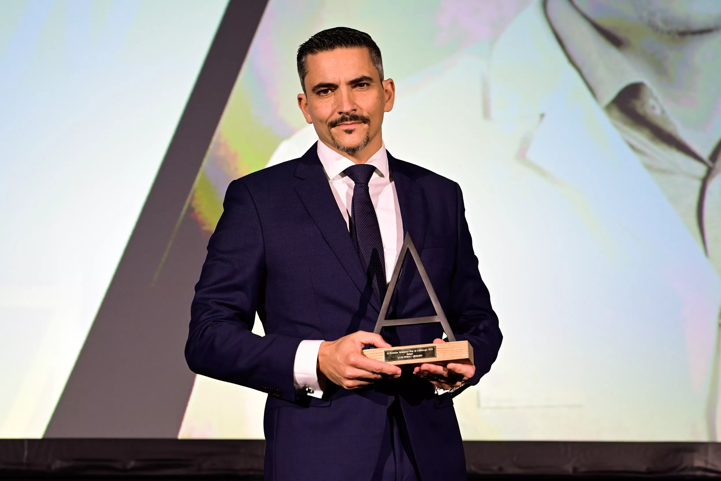 Luis Pérez Orribo posa con el galardón en la categoría de Salud  II Edición Premios Atlántico Hoy al Liderazgo / TONY HERNÁNDEZ 