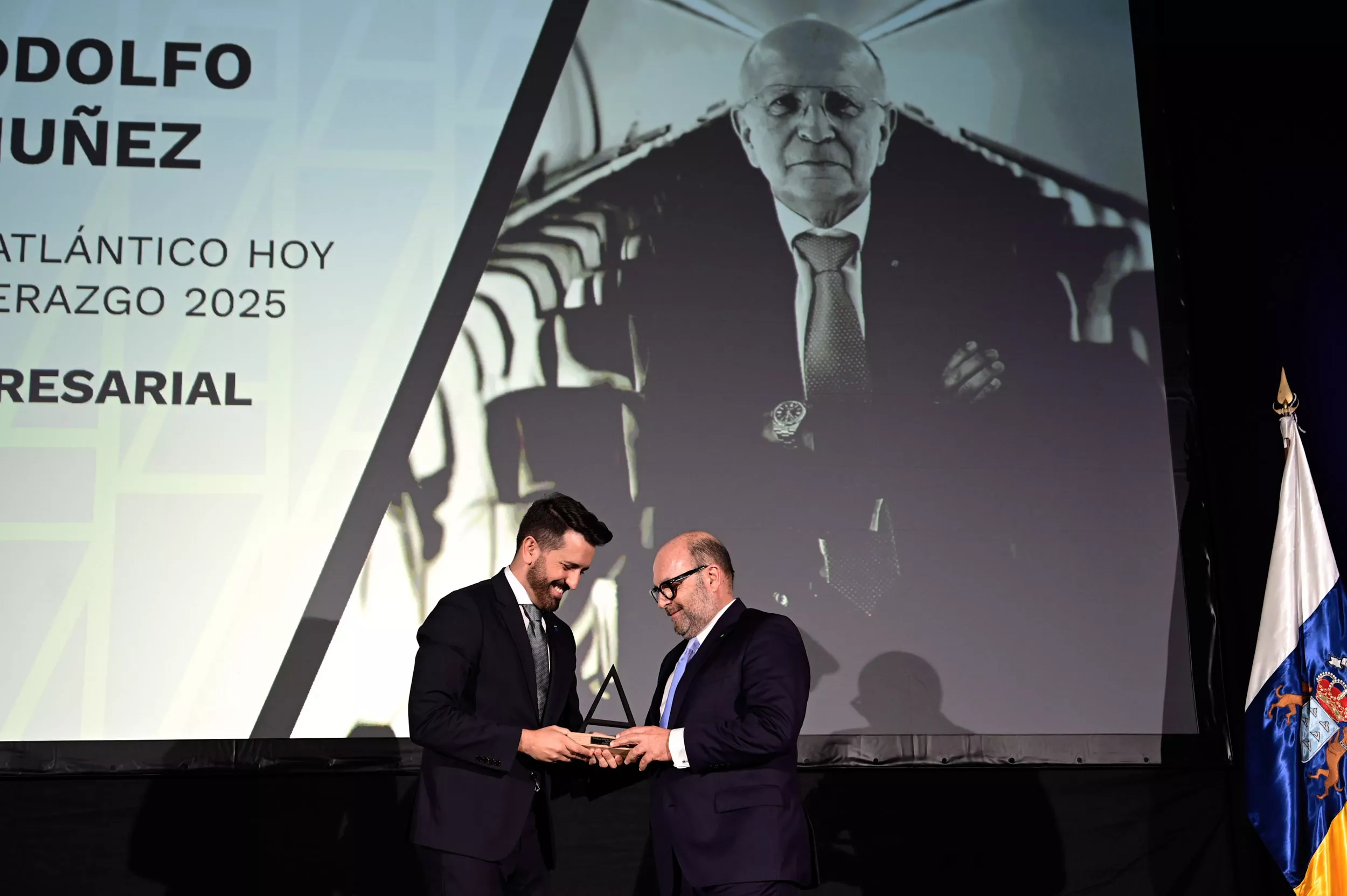 Santiago Guerra, coordinador general de Binter recibe el galardón en la categoría Empresarial en nombre de Rodolfo Núñez, presidente de la aerolínea, en la II Edición Premios Atlántico Hoy al Liderazgo / TONY HERNÁNDEZ