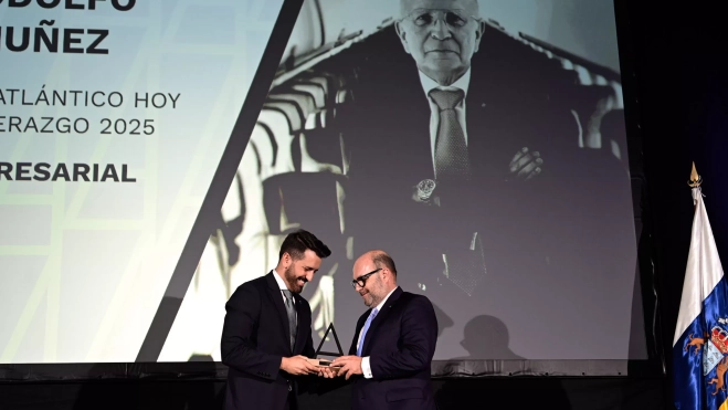Santiago Guerra, coordinador general de Binter recibe el galardón en la categoría Empresarial en nombre de Rodolfo Núñez, presidente de la aerolínea, en la II Edición Premios Atlántico Hoy al Liderazgo / TONY HERNÁNDEZ Santiago Guerra, coordinador general de Binter recibe el galardón en la categoría Empresarial en nombre de Rodolfo Núñez, presidente de la aerolínea, en la II Edición Premios Atlántico Hoy al Liderazgo / TONY HERNÁNDEZ