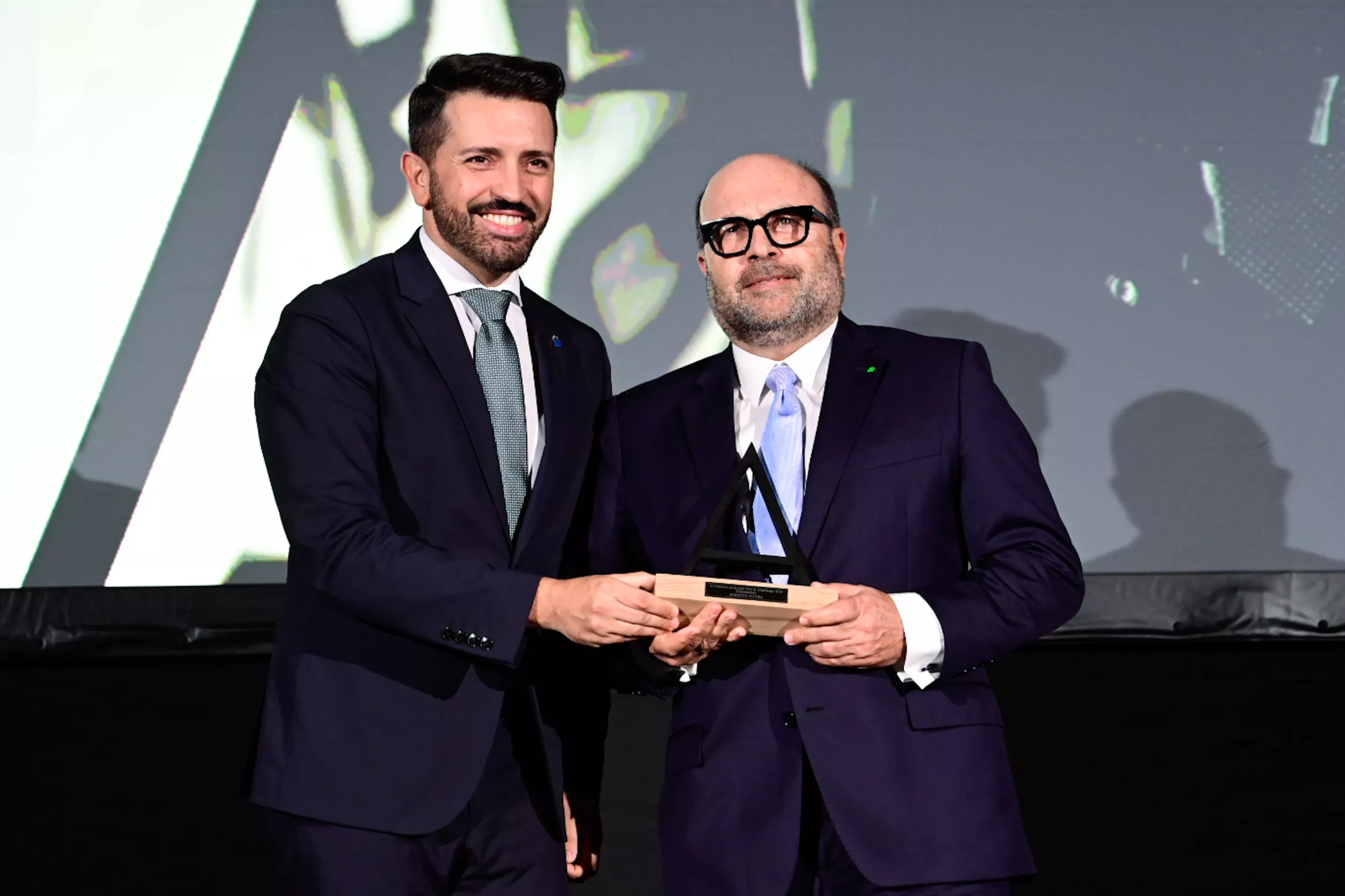 Santiago Guerra, coordinador general de Binter recibe el galardón de la mano de Jonathan Domínguez, viceconsejero de Comunicación del Gobierno de Canarias, en la II Edición Premios Atlántico Hoy al Liderazgo / TONY HERNÁNDEZ