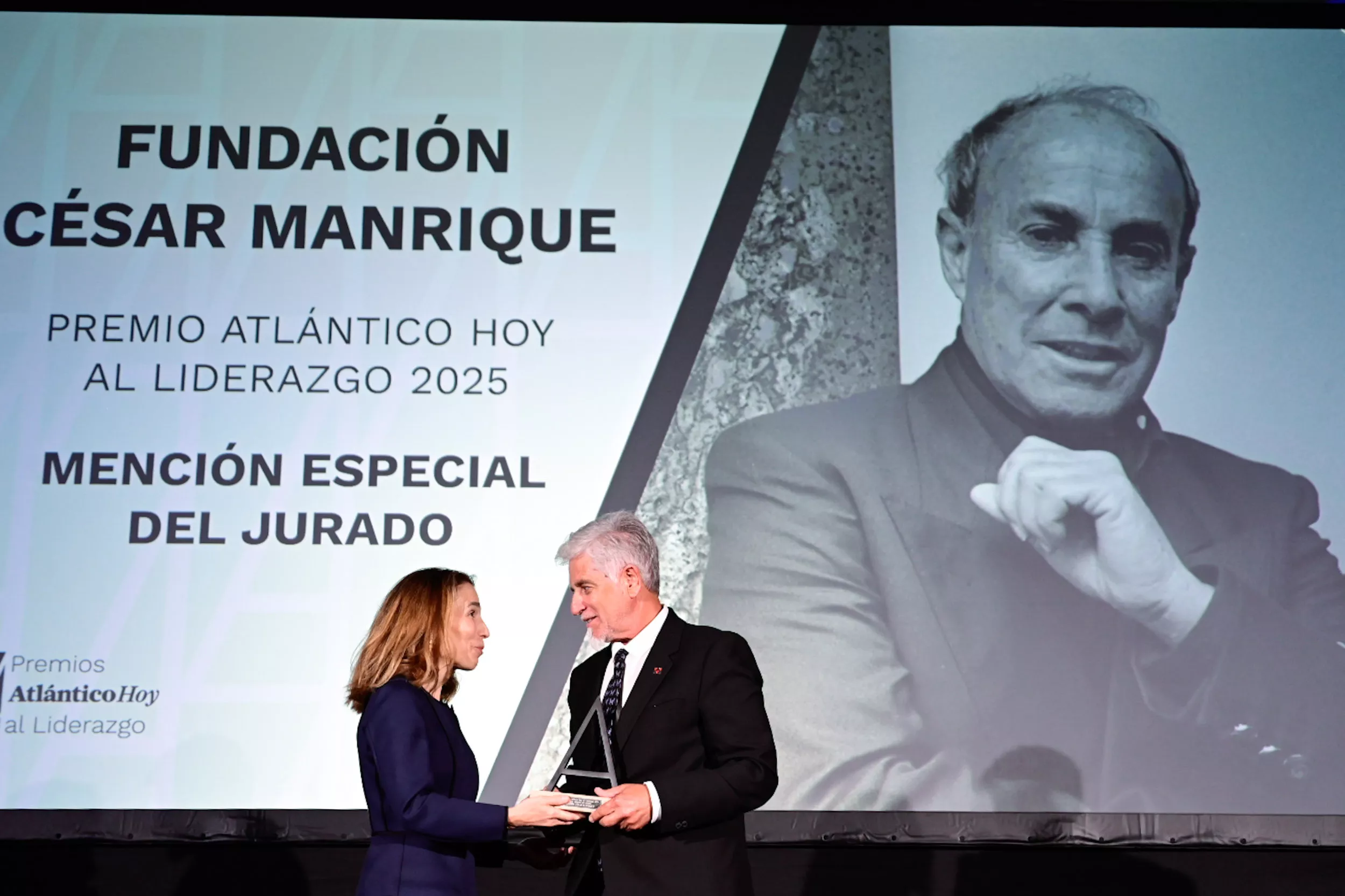Alfredo Díaz, responsable del departamento pedagógico de la Fundación César Manrique recibe el galardón en la Mención Especial de la mano de Eva Moll, presidenta del jurado en la II Edición Premios Atlántico Hoy al Liderazgo / TONY HERNÁNDEZ