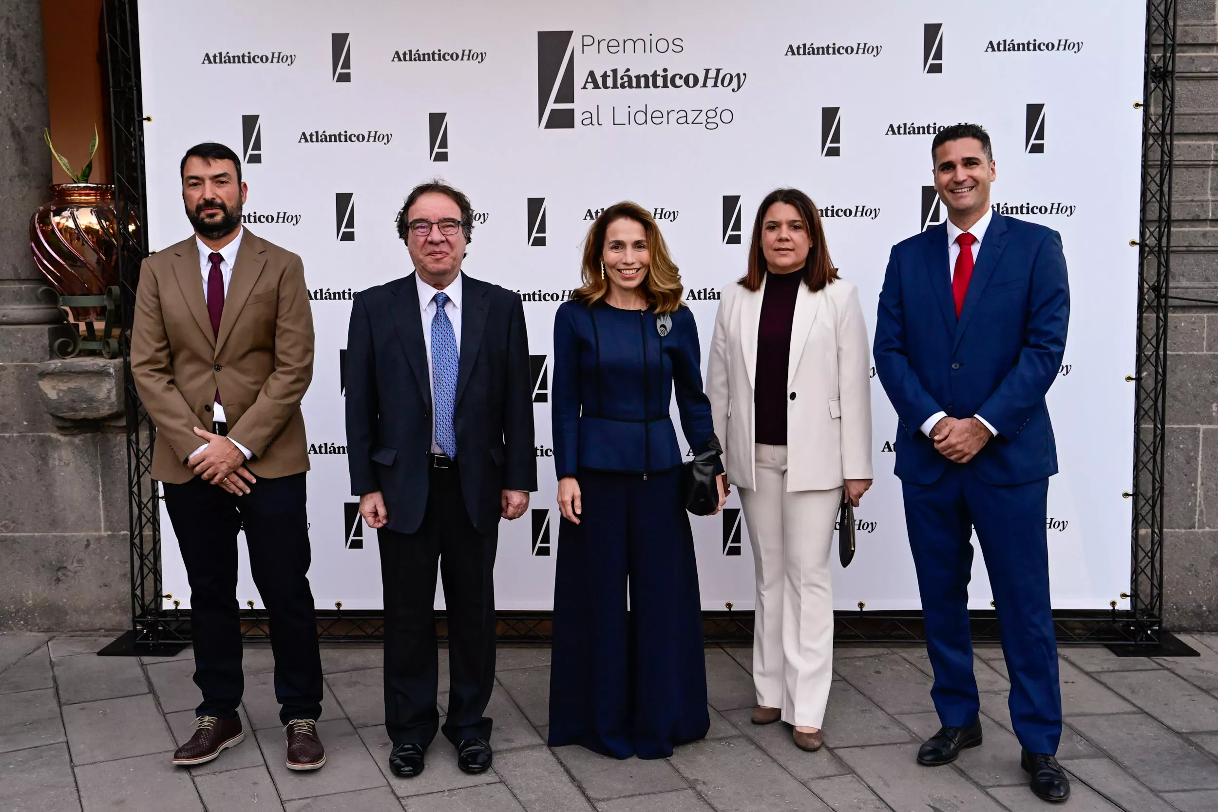 Martín Alonso, director de AH; el epidemiólogo Amós García; Eva Moll, presidenta del jurado, Laura Jiménez, directora general de GMG y Ciro Oliva, director comercial del medio, en la  II Edición Premios Atlántico Hoy al Liderazgo / TONY HERNÁNDEZ