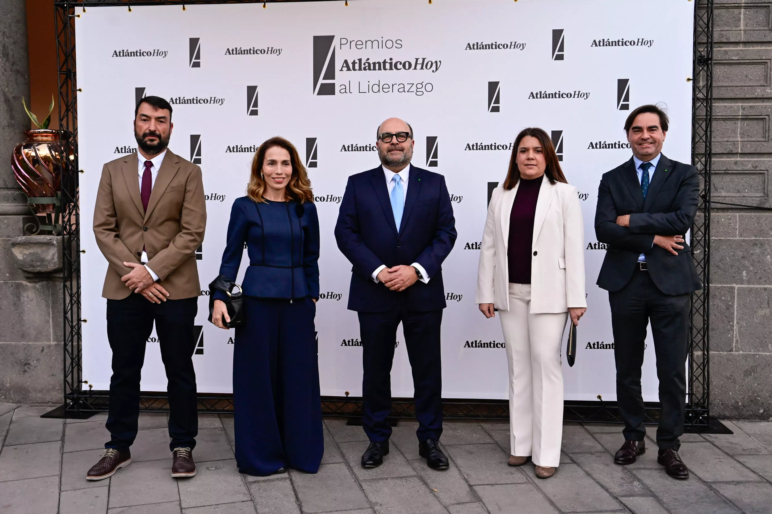 Martín Alonso, director de AH; Eva Moll, presidenta del jurado; Santiago Guerra, coordinador general de Binter; Laura Jiménez, directora general de GMG y Miguel Ángel Suárez II Edición Premios Atlántico Hoy al Liderazgo / TONY HERNÁNDEZ