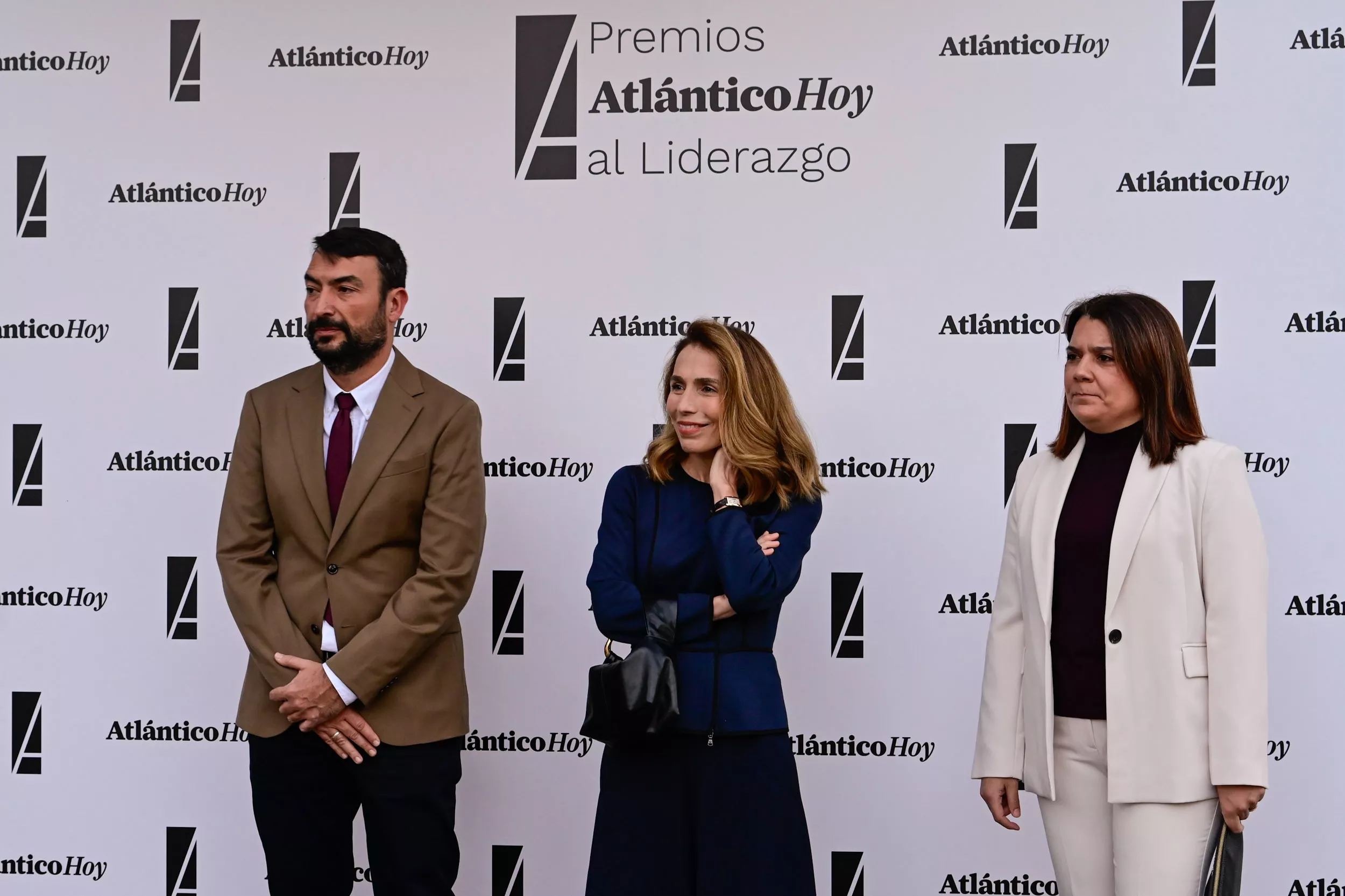 Martín Alonso, director de AH; Eva Moll, presidenta del jurado y Laura Jiménez, directora general de GMG en la II Edición Premios Atlántico Hoy al Liderazgo / TONY HERNÁNDEZ