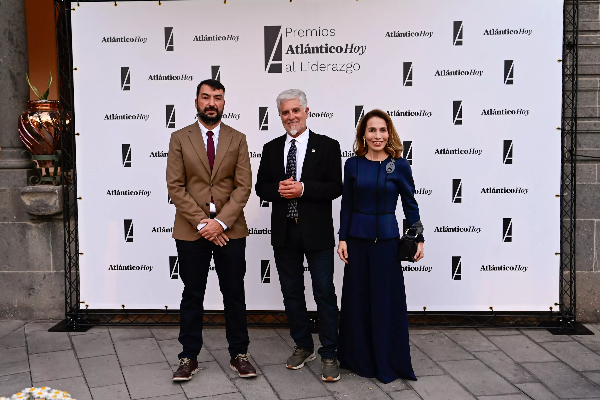 Martín Alonso, director de AH; Alfredo Díaz, responsable del departamento pedagógico de la Fundación César Manrique y Eva Moll, presidenta del jurado en la II Edición Premios Atlántico Hoy al Liderazgo / TONY HERNÁNDEZ