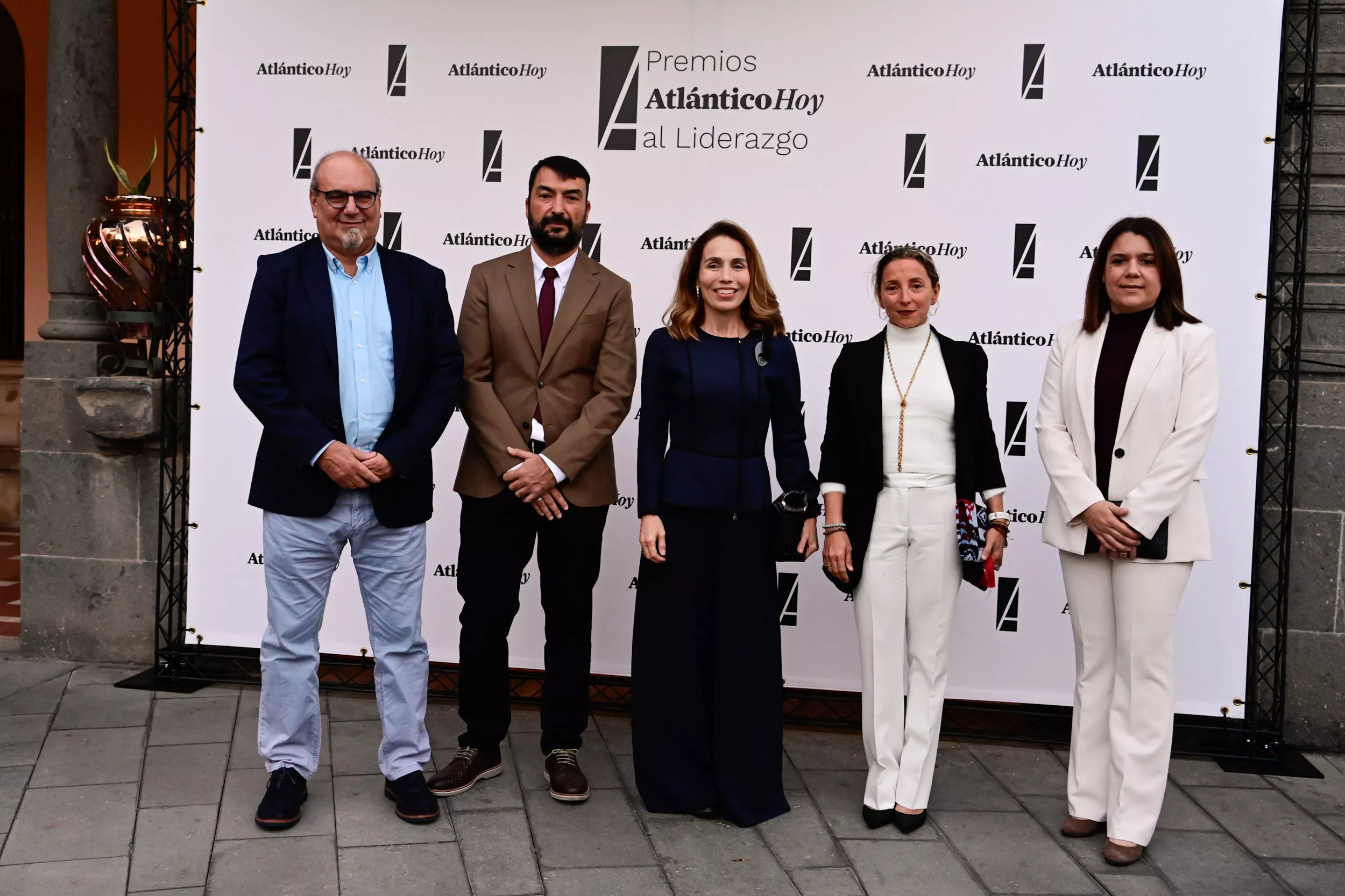 Martín Alonso, director de AH; Eva Moll, presidenta del jurado; Gemma Tor, directora de calidad y comercial de Guaguas Municipales y Laura Jiménez, directora general de GMG en la  II Edición Premios Atlántico Hoy al Liderazgo / TONY HERNÁNDEZ