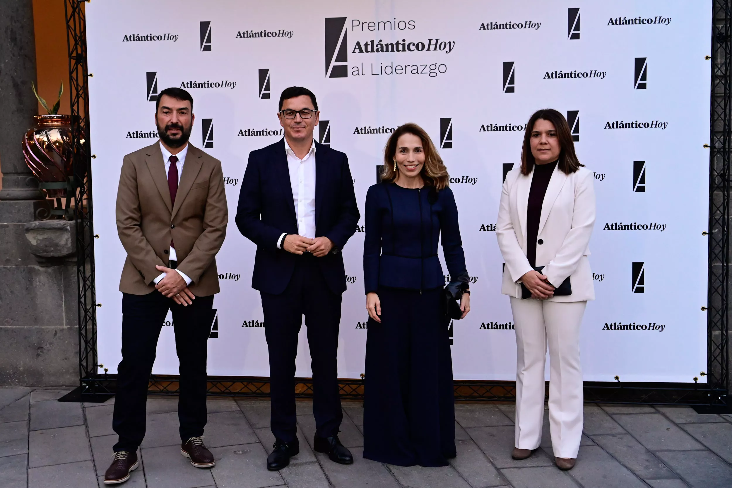 Martín Alonso, director de AH, Pablo Rodríguez, consejero de Obras Públicas y Vivienda del Gobierno de Canarias; Eva Moll, presidenta del jurado y Laura Jiménez, directora general de GMG en la II Edición Premios Atlántico Hoy al Liderazgo / TONY HERNÁNDEZ