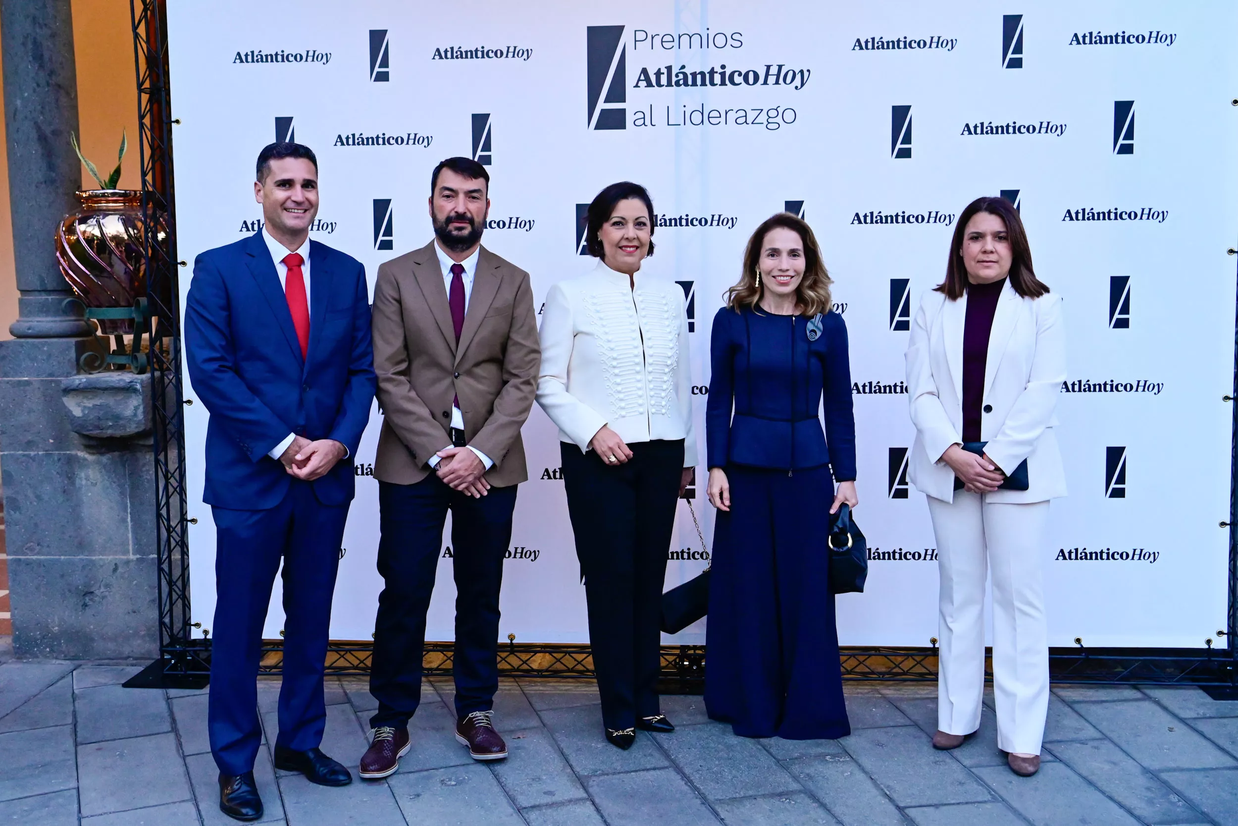 Ciro Oliva, director comercial de Atlántico Hoy; Martín Alonso, director del medio;  II Edición Premios Atlántico Hoy al Liderazgo / TONY HERNÁNDEZ
