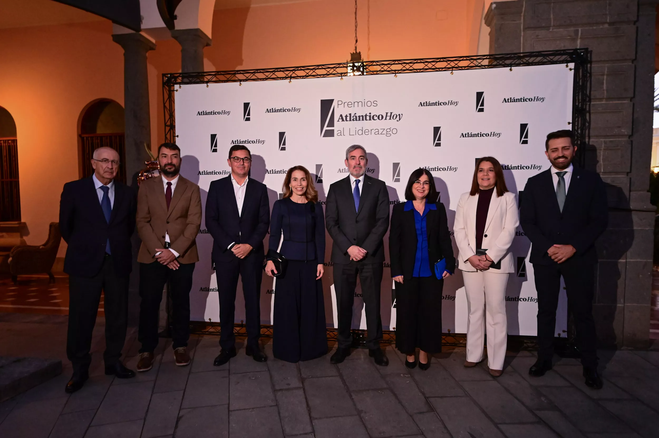 Foto de familia con Martín Alonso y Laura Jiménez junto a representantes públicos de las Islas en la  II Edición Premios Atlántico Hoy al Liderazgo / TONY HERNÁNDEZ