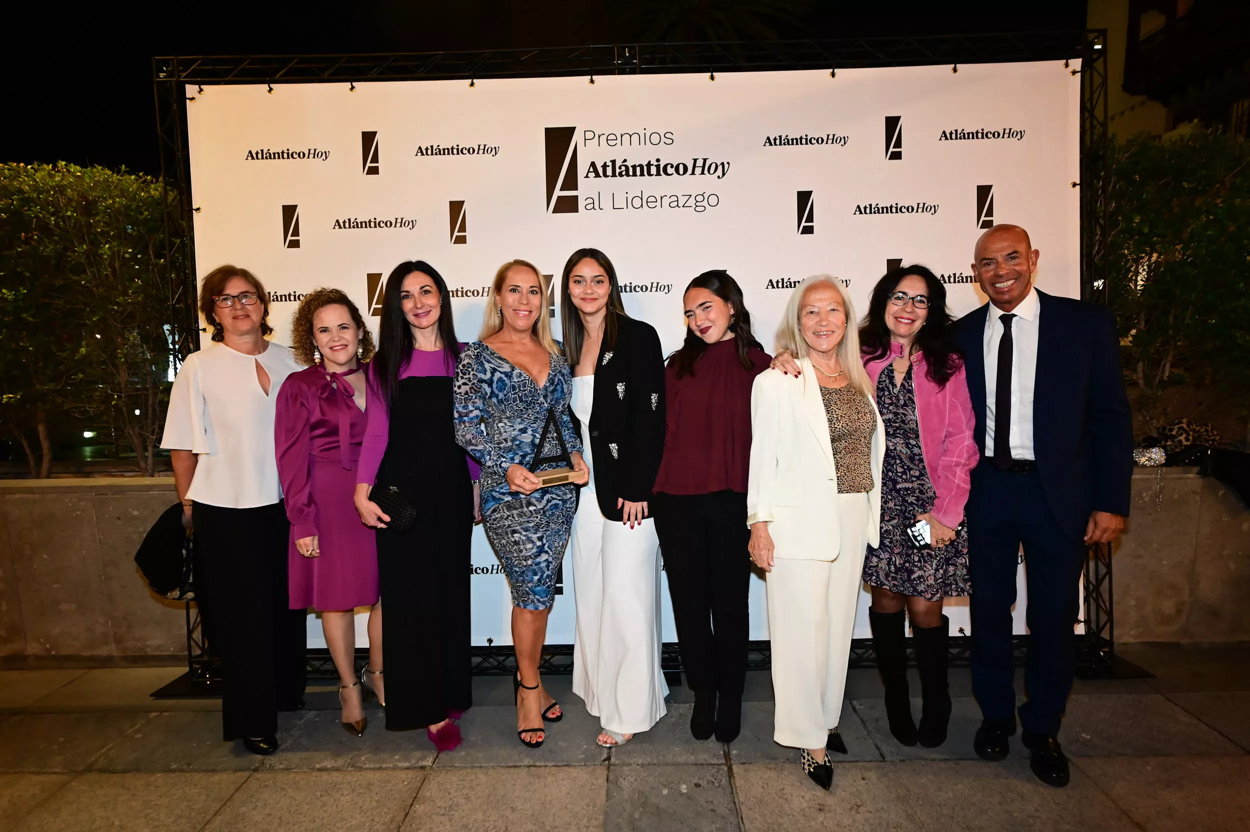 Sonja Arup junto a sus familiares y Gonzalo Piernavieja, director del I+D+I en el ITC en la II Edición Premios Atlántico Hoy al Liderazgo 