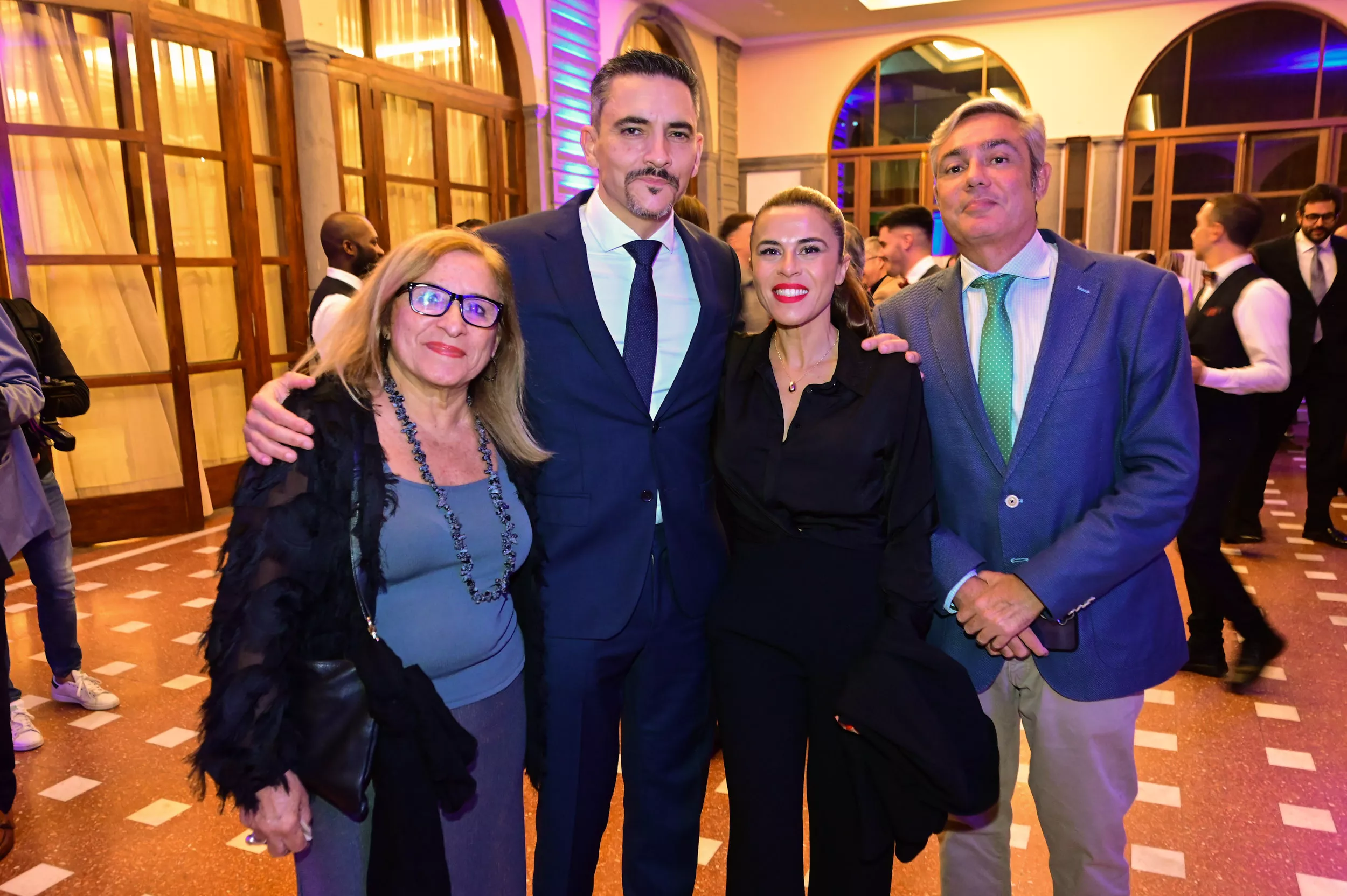 Luis Pérez Orribo, galardonado en la categoría Salud en la II Edición Premios Atlántico Hoy al Liderazgo junto a su familia y Guillermo Díaz de la redacción de Atlántico Hoy / TONY HERNÁNDEZ