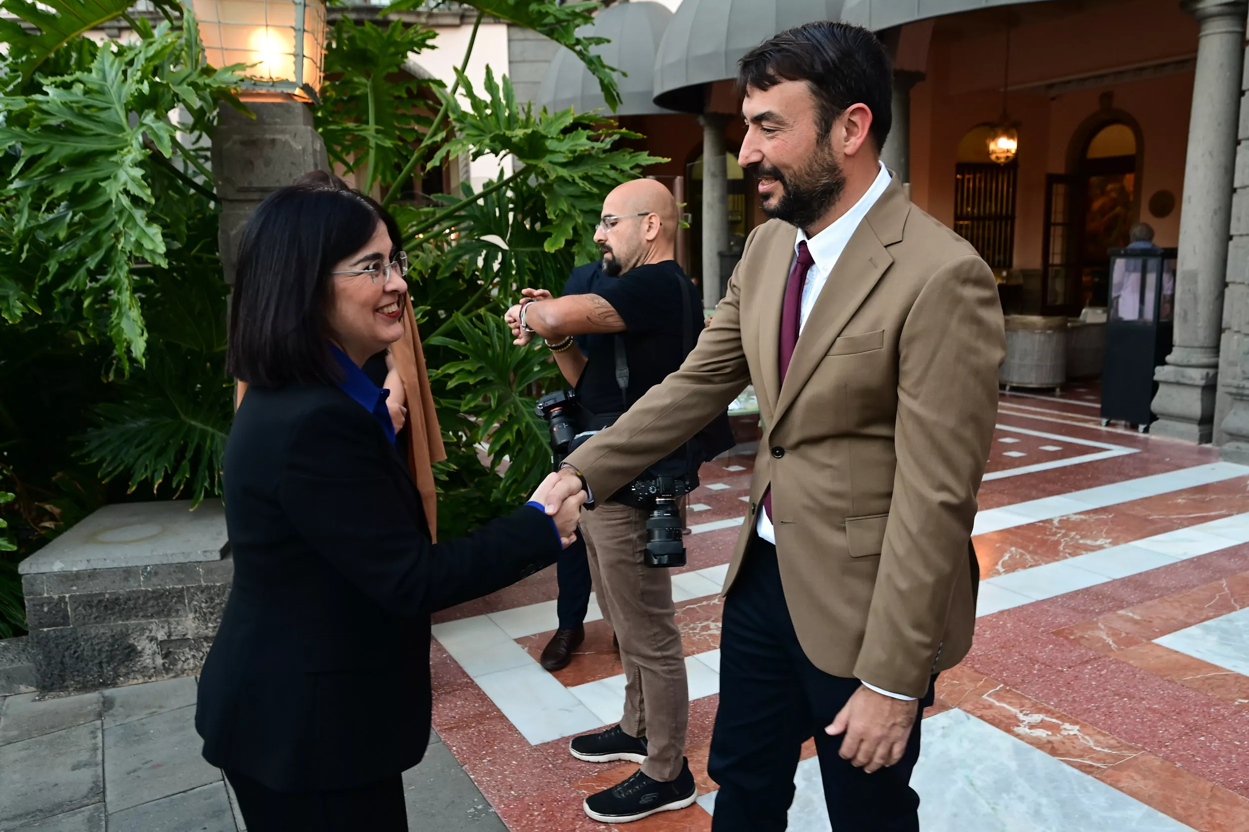 Carolina Darias, alcaldesa del Ayuntamiento de Las Palmas de Gran Canaria saluda a Martín Alonso en la II Edición Premios Atlántico Hoy al Liderazgo / TONY HERNÁNDEZ