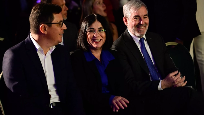 Pablo Rodríguez, consejero de Obras Públicas; Darias, alcaldesa de Las Palmas; Clavijo, presidente de Canarias en la II Edición Premios Atlántico Hoy al Liderazgo / TONY HERNÁNDEZ