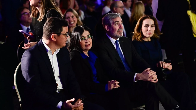 Pablo Rodríguez, consejero de Obras Públicas; Darias, alcaldesa de Las Palmas; Clavijo, presidente de Canarias y Eva Moll en la II Edición Premios Atlántico Hoy al Liderazgo / TONY HERNÁNDEZ Pablo Rodríguez, consejero de Obras Públicas; Darias, alcaldesa de Las Palmas; Clavijo, presidente de Canarias y Eva Moll en la II Edición Premios Atlántico Hoy al Liderazgo / TONY HERNÁNDEZ