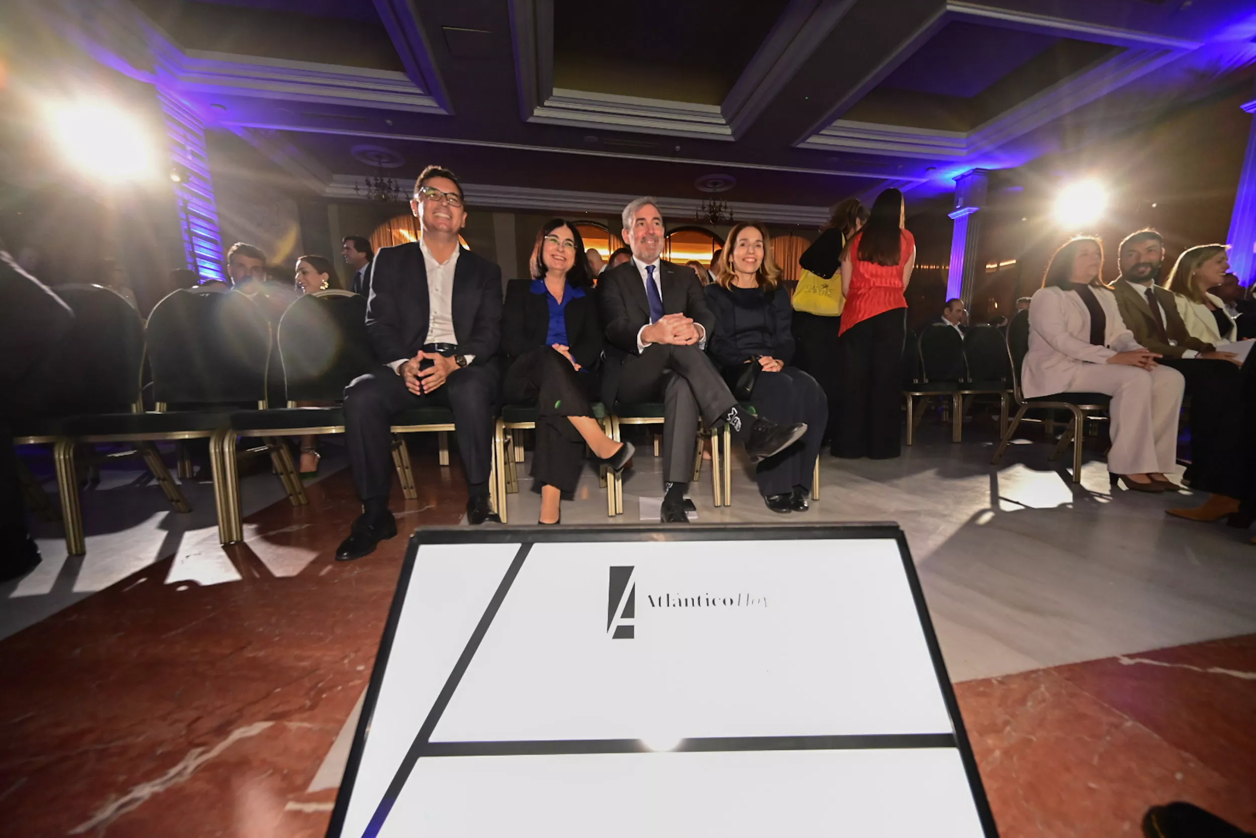 Pablo Rodríguez, consejero de Obras Públicas; Darias, alcaldesa de Las Palmas; Clavijo, presidente de Canarias y Eva Moll en la II Edición Premios Atlántico Hoy al Liderazgo / TONY HERNÁNDEZ