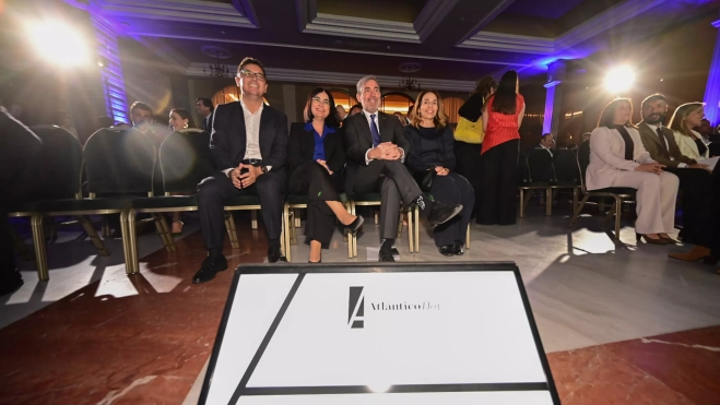 Pablo Rodríguez, consejero de Obras Públicas; Darias, alcaldesa de Las Palmas; Clavijo, presidente de Canarias y Eva Moll en la II Edición Premios Atlántico Hoy al Liderazgo / TONY HERNÁNDEZ Pablo Rodríguez, consejero de Obras Públicas; Darias, alcaldesa de Las Palmas; Clavijo, presidente de Canarias y Eva Moll en la II Edición Premios Atlántico Hoy al Liderazgo / TONY HERNÁNDEZ