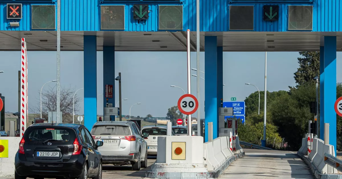 Imagen de coches pagando un peaje / EFE