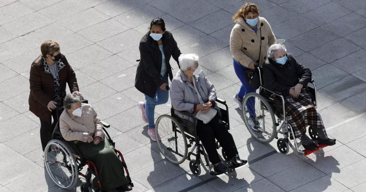 Imagen de unas personas dependientes y sus cuidadoras / EFE