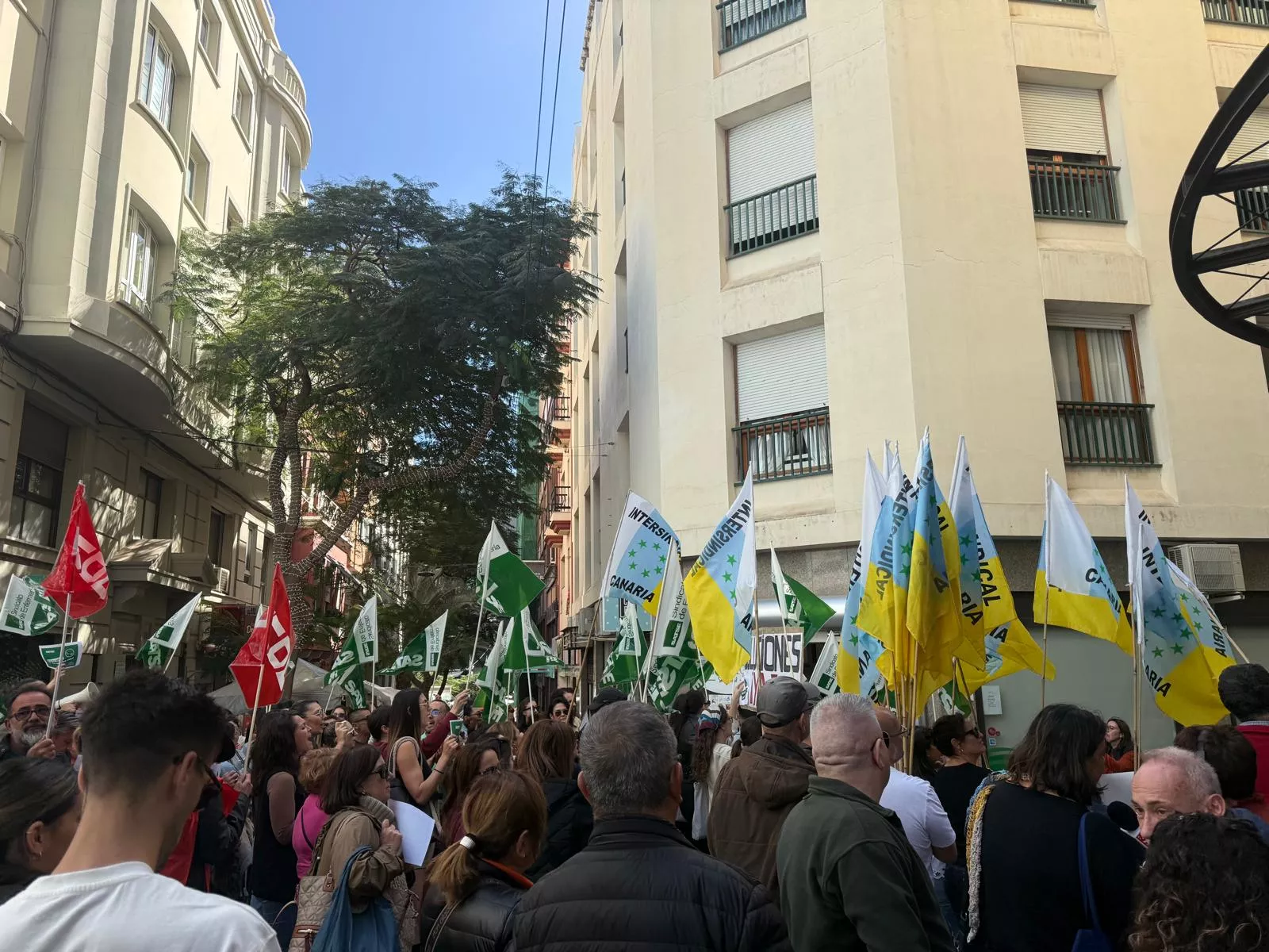 Manifestación de enfermeros canarios en Santa Cruz de Tenerife. / ALBA MARICHAL - ATLÁNTICO HOY