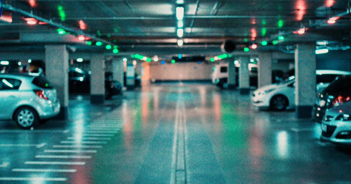 Interior de un parking. / UNSPLSH - PATRYK SIKORA