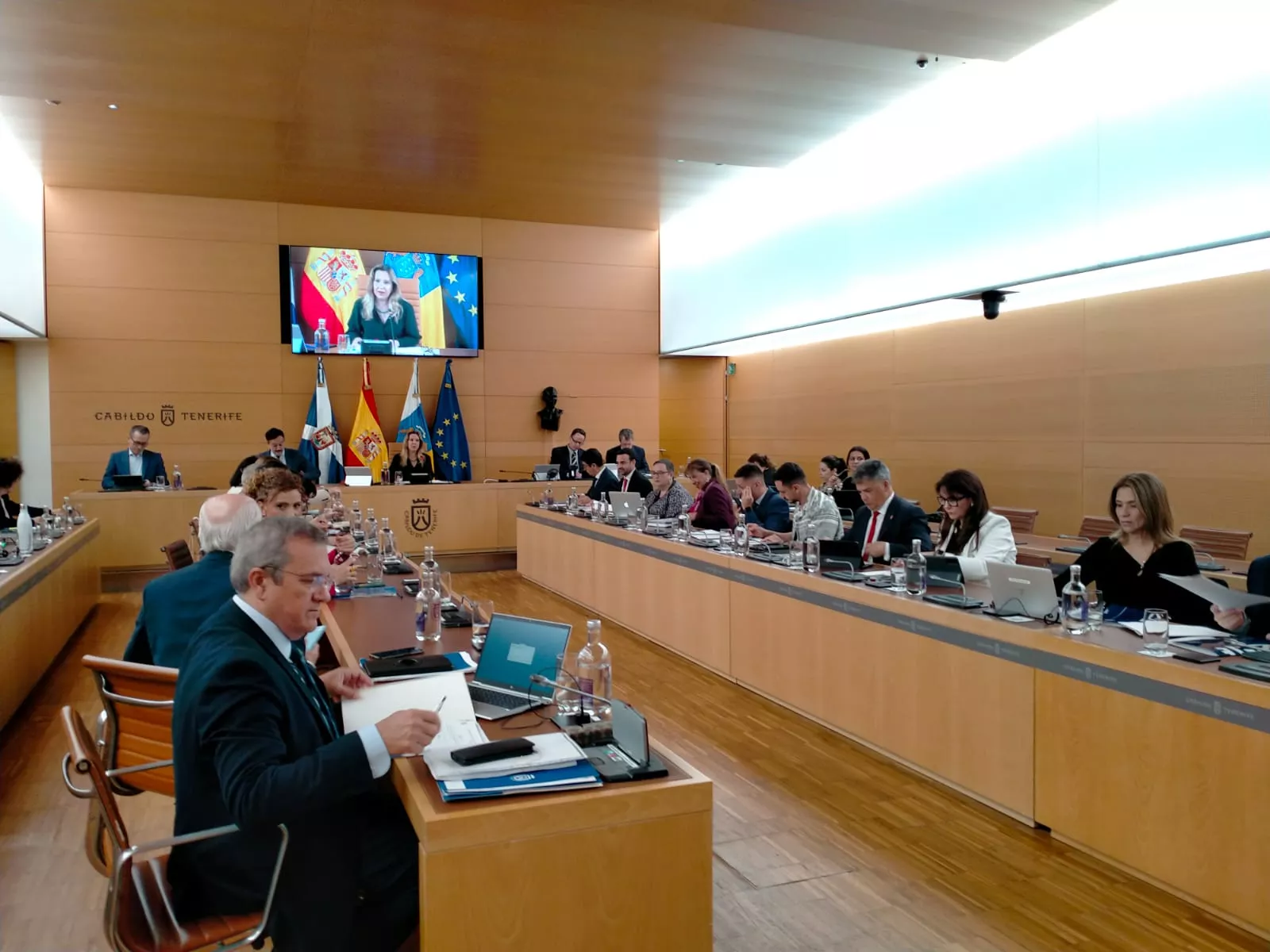 Momento del pleno del Cabildo de Tenerife que ha descartado aplicar un cordón sanitario a Vox. / ATLÁNTICO HOY
