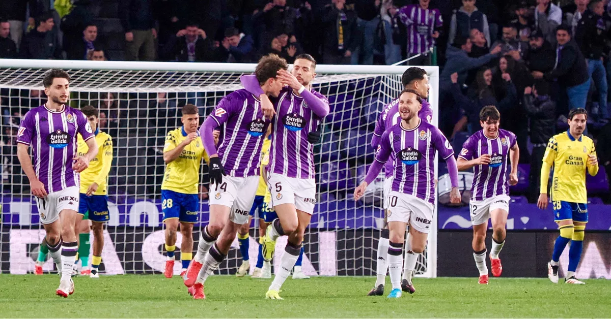  El delantero del Valladolid Juan Miguel Latasa (2i) celebra su gol durante el partido de LaLiga EA Sports que Real Valladolid y UD Las Palmas disputan este viernes en el estadio de José Zorrilla de Valladolid. EFE/ R. García