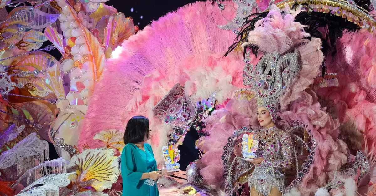 Primera dama de honor del Carnaval de Las Palmas de Gran Canaria 2025 / EFE - ÁNGEL MEDINA