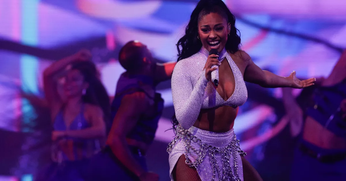 La representante de España en la competencia internacional, Nia, se presenta durante la final este viernes, en el 64º Festival Internacional de la Canción de Viña del Mar, en Viña del Mar (Chile). EFE/ Adriana Thomasa