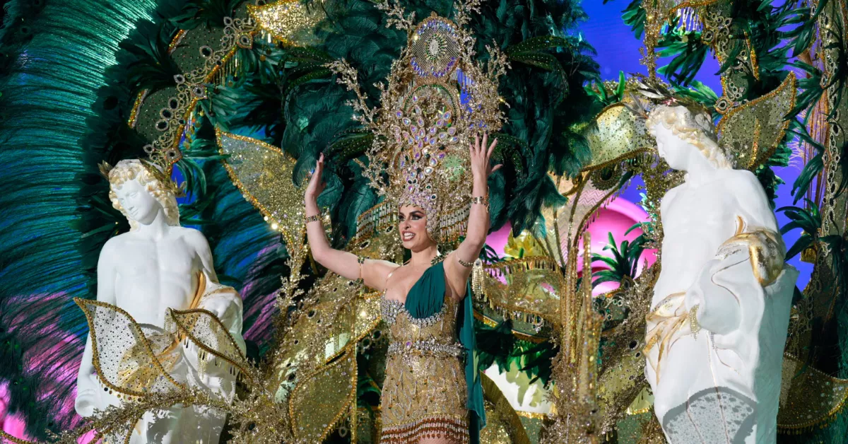  Sarina Hernández con la fantasía 'Vestigios del Olimpo', diseñada por Aythami Rodríguez / LUIS MIGUEL AÑÓN