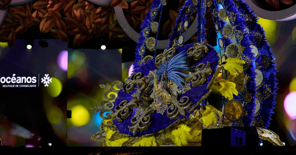 Carolina Espeso con la fantasía 'La reina de la noche', diseñada por Zara Díaz / LUIS MIGUEL AÑÓN