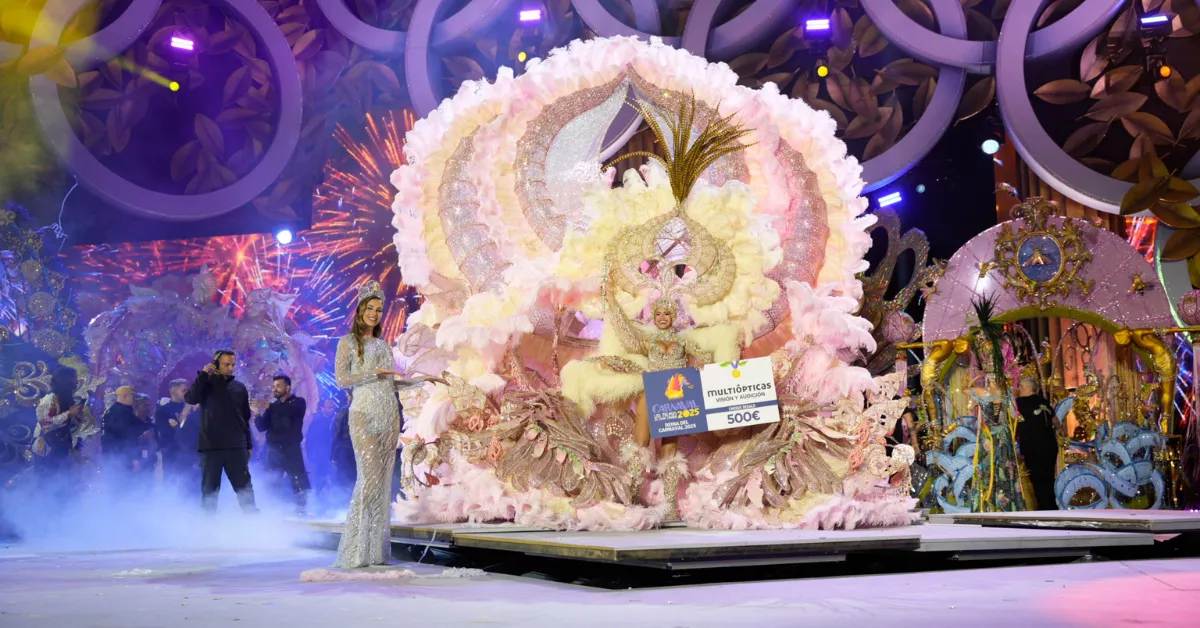 La Reina del Carnaval 2025 junto a su predecesora / LUIS MIGUEL AÑÓN