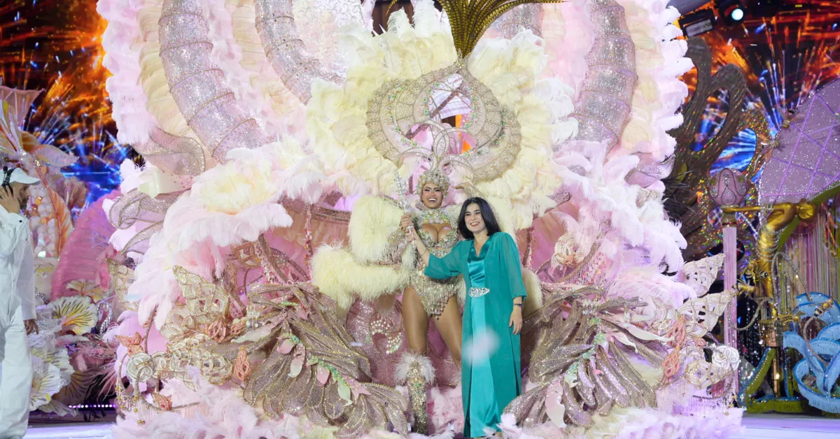 La alcaldesa Carolina Darias junto a la Reina del Carnaval, Coral Gutiérrez / LUIS MIGUEL AÑÓN