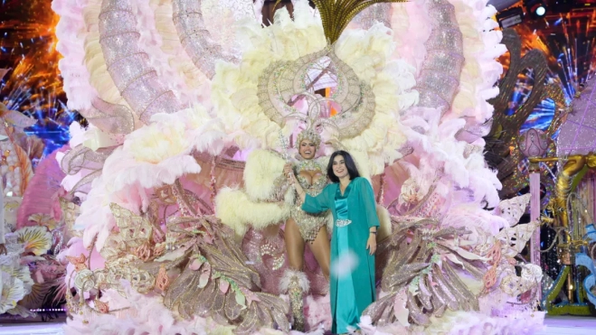 La alcaldesa Carolina Darias junto a la Reina del Carnaval, Coral Gutiérrez / LUIS MIGUEL AÑÓN