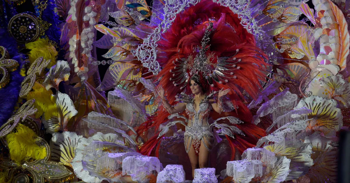 Andrea Encinoso con la fantasía 'Abrázame', diseñada por MASBE Creaciones / LUIS MIGUEL AÑÓN