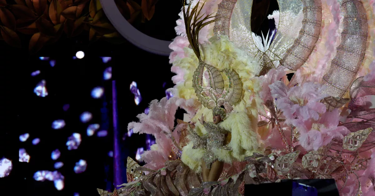 Coral Gutiérrez, con la fantasía 'Bohemia', diseñada por Kilian Betancor y en representación de El Centro de Guayadeque / LUIS MIGUEL AÑÓN