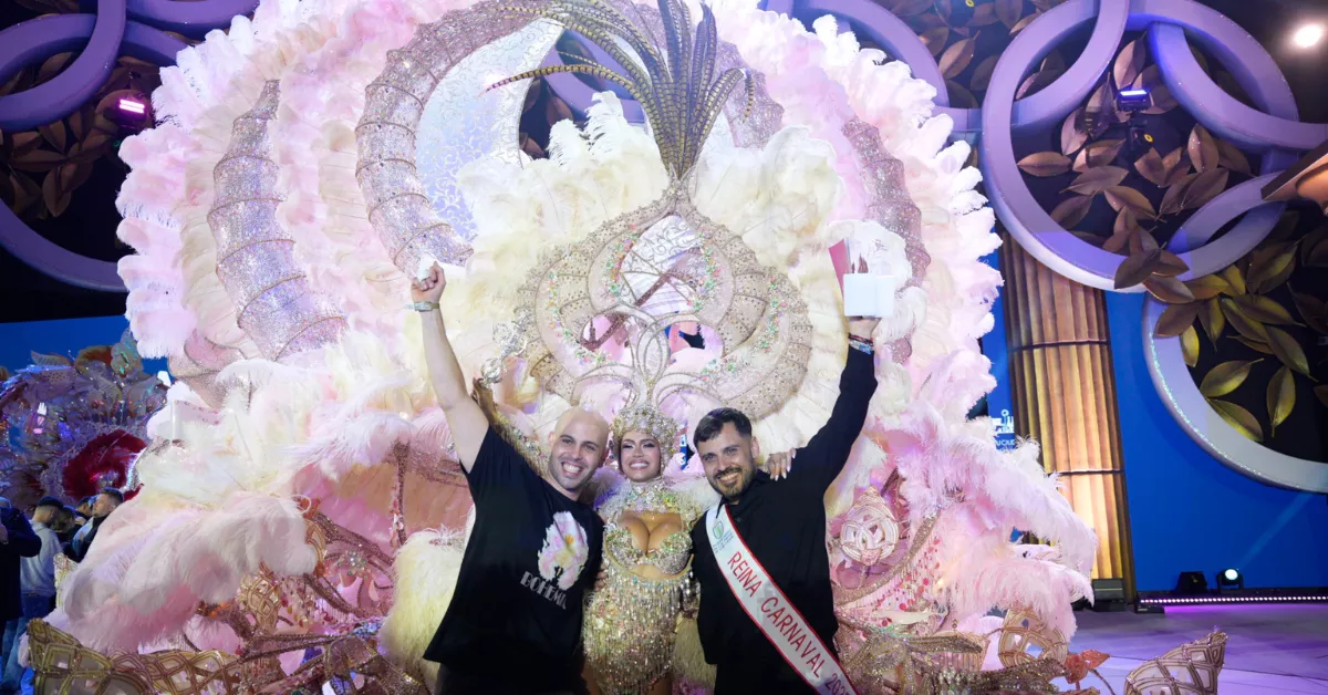 Coral Gutiérrez junto al diseñador de su fantasía, Kilian Betancor, celebrando el trono / LUIS MIGUEL AÑÓN