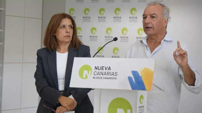 El portavoz de NC en el Parlamento autonómico, Luis Campos, junto a la diputada Carmen Hernández / NUEVA CANARIAS