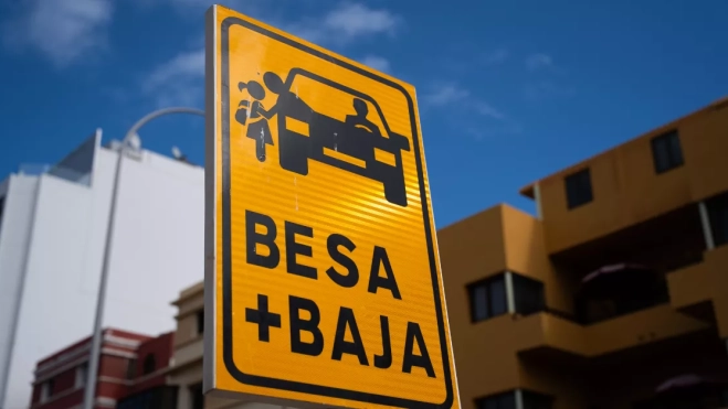 Imagen de la señal de 'Besa y Baja' en Las Palmas de Gran CanariaLUIS MIGUEL AÑÓN Imagen de la señal de 'Besa y Baja' en Las Palmas de Gran CanariaLUIS MIGUEL AÑÓN