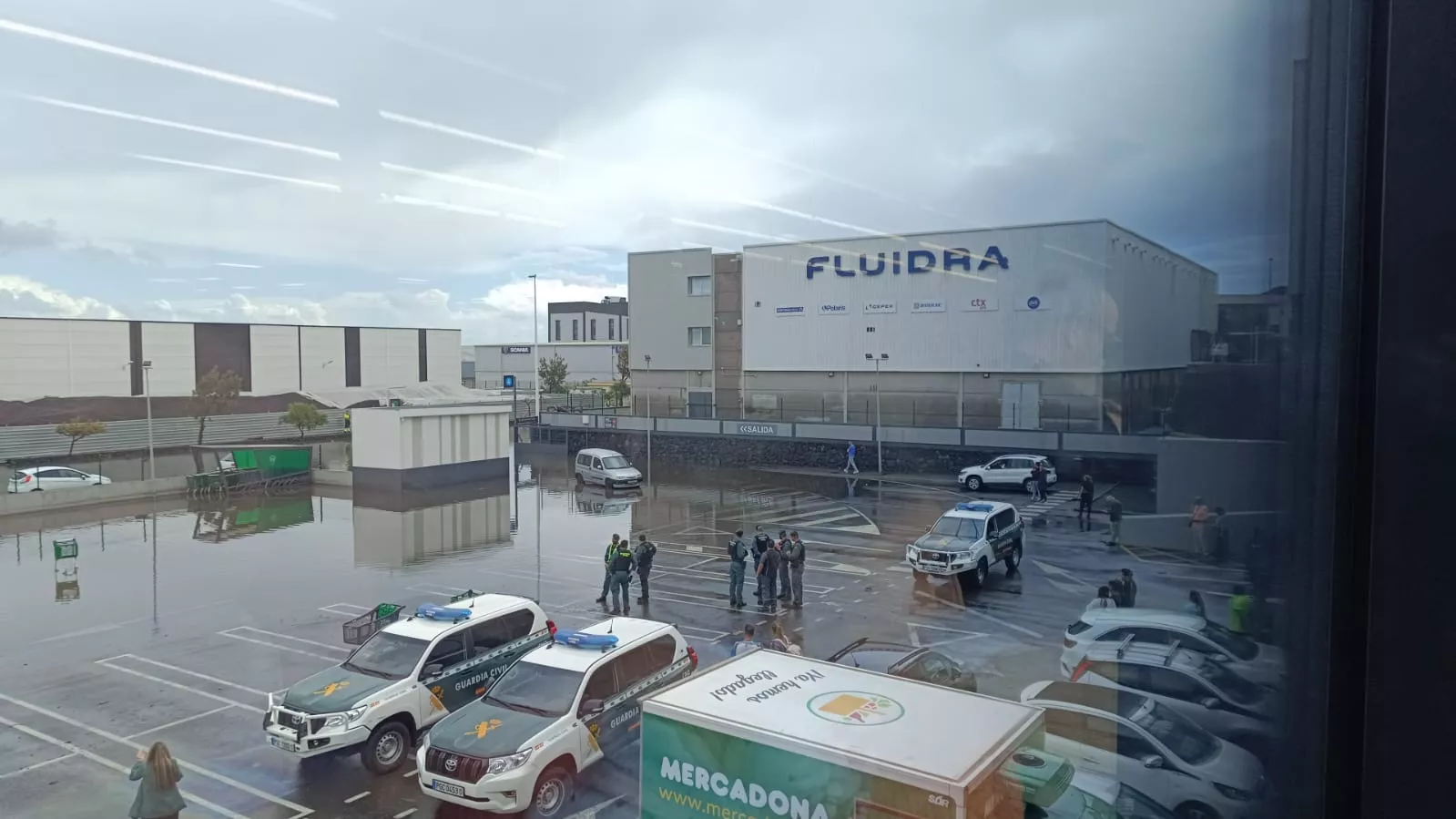 La Guardia Civil actúan en un supermercado inundado durante las lluvias de este lunes en Tenerife. / ATLÁNTICO HOY