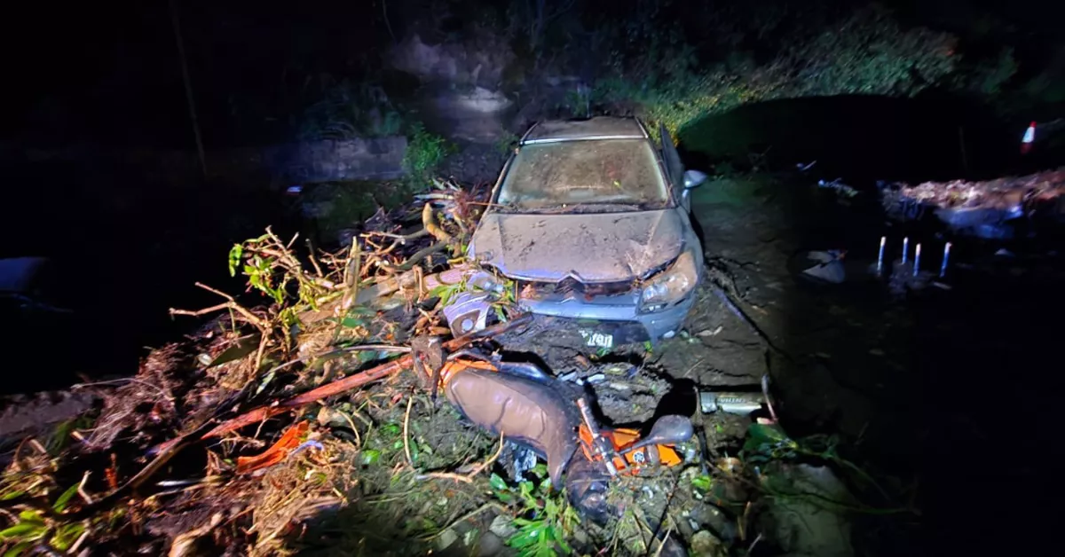 Coche y moto arrastrados por el reventón de una presa en Telde. / AYUNTAMIENTO TELDE