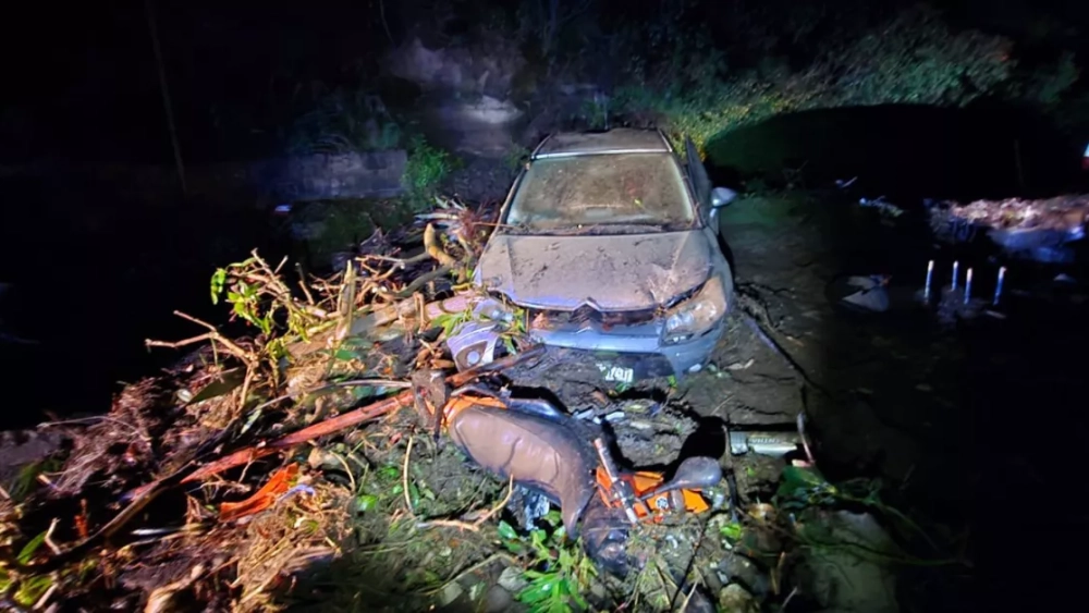 Coche y moto arrastrados por el reventón de una presa en Telde./ AYTO TELDE