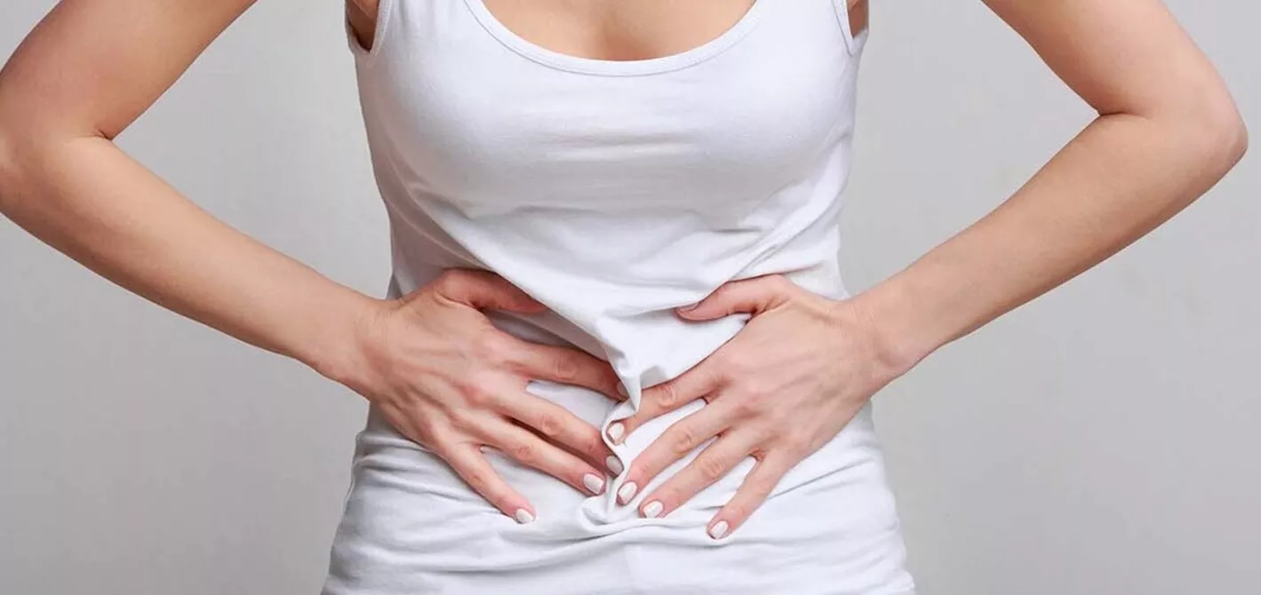 Una mujer se queja de dolor en la zona pélvica / QUIRÓNSALUD