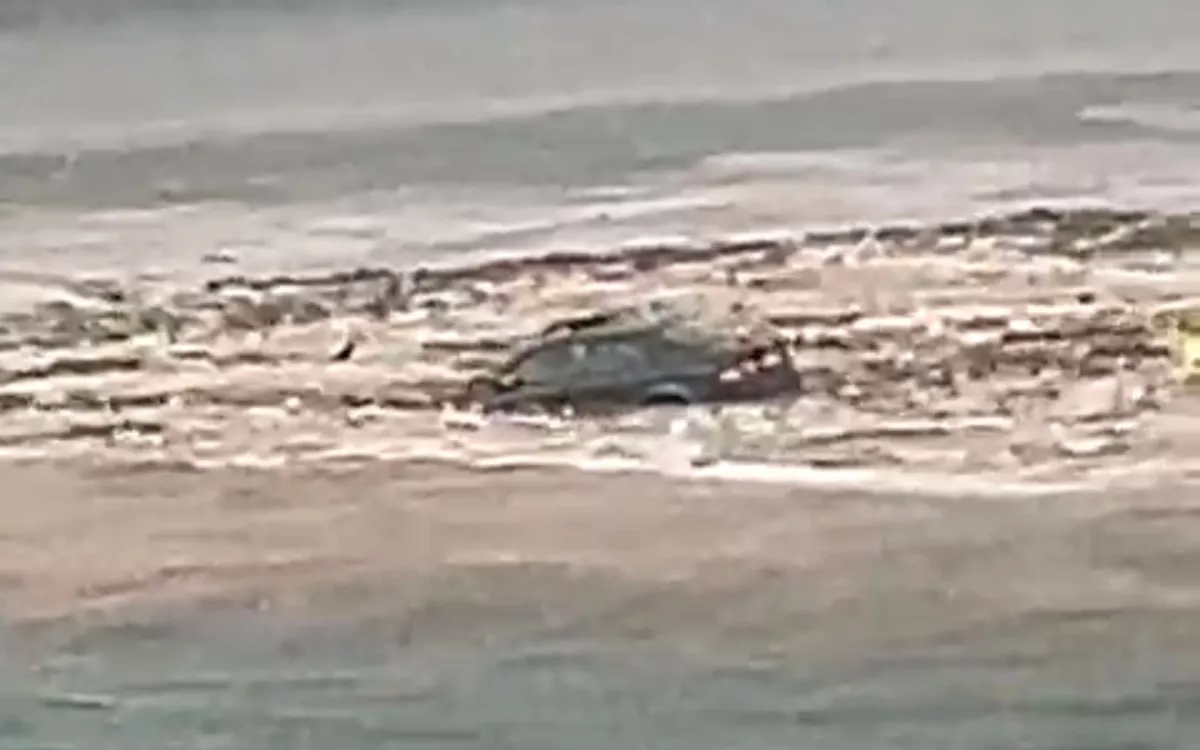 ¡La lluvia se lo llevó! Un coche es arrastrado por la corriente hasta el mar en Telde en marzo. / AH