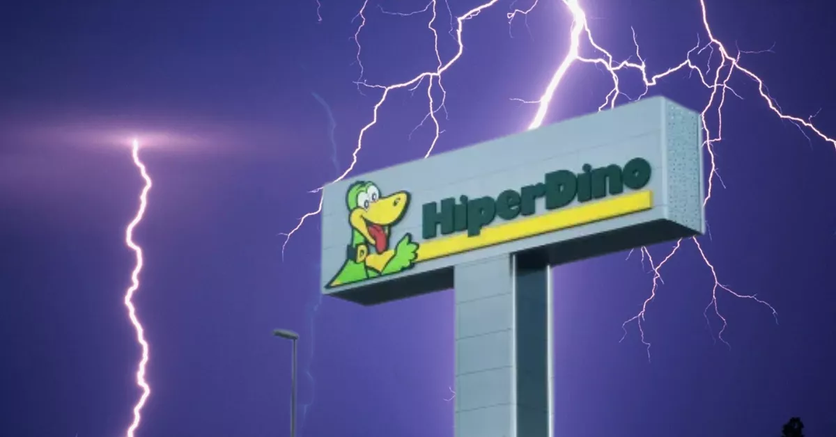 Un rayo cae en el Hiperdino del polígono de Güímar y causa un incendio./ AH