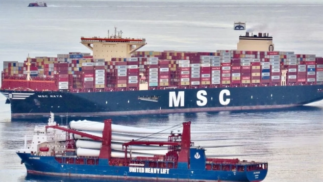 El 'MSC Raya' coincide a su llegada al Puerto de Las Palmas con los catamaranes de las navieras Fred Olsen y de Armas. En la imagen, también, un buque que transporta aerogeneradores. / NICOLÁS AROCHA