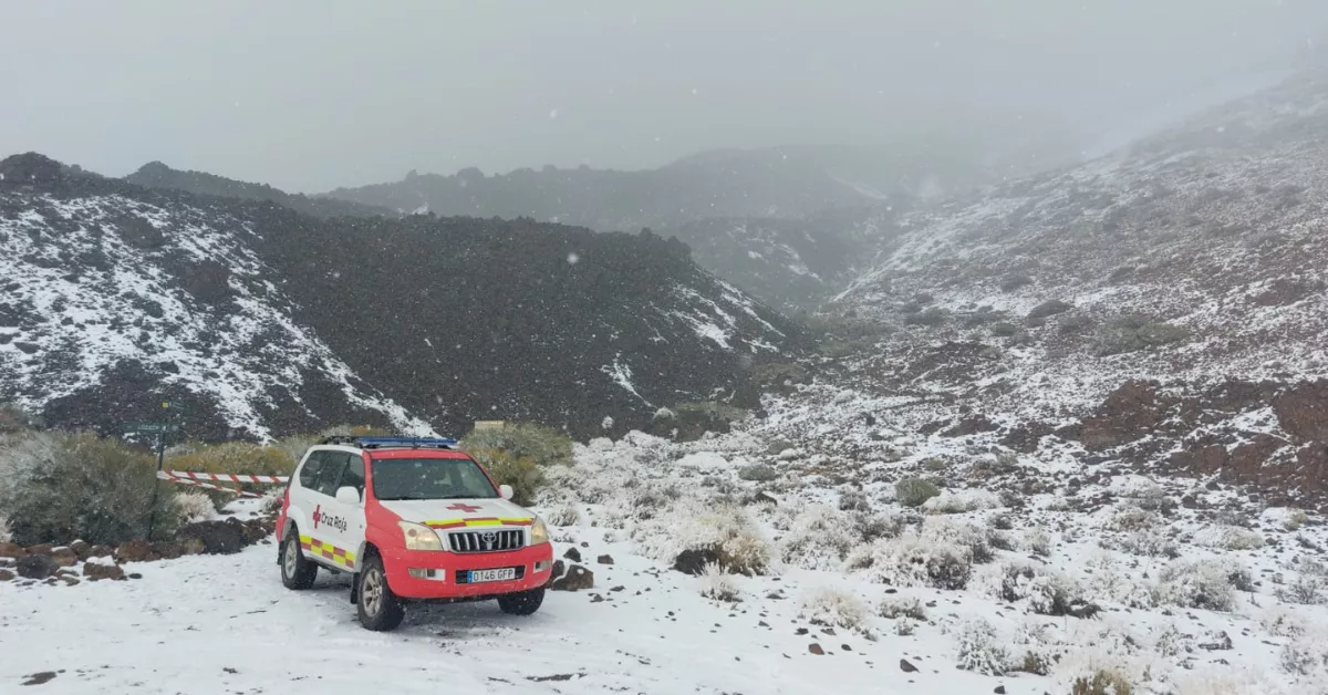 Un coche de la Cruz Roja en el Parque Nacional del Teide nevado./ CEDIDA
