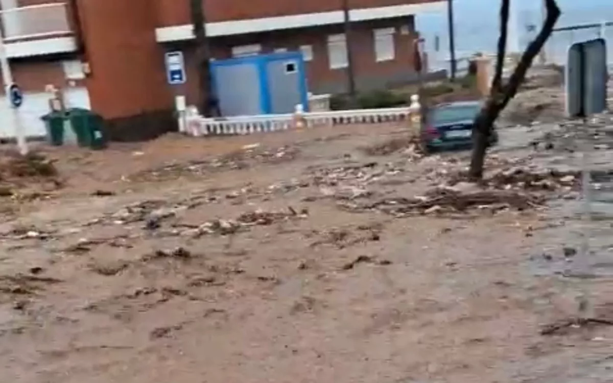 El agua arrastra todo a su paso por Telde tras las lluvias de este lunes. / AH