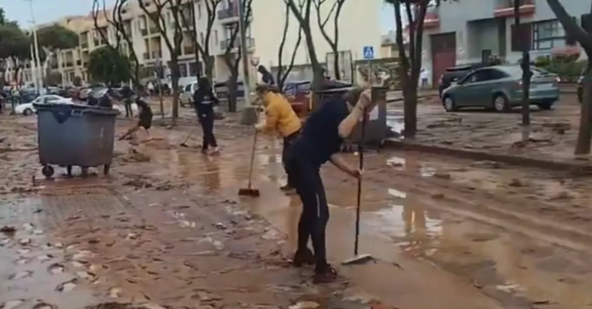 El fango de la DANA colapsa Salinetas (Telde): vecinos salen a limpiar el barro con escobas./ RRSS