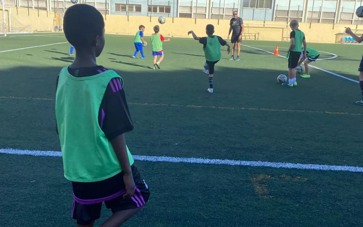 Menores migrantes jugando al fútbol en un club de Canarias. / ARCHIVO AH